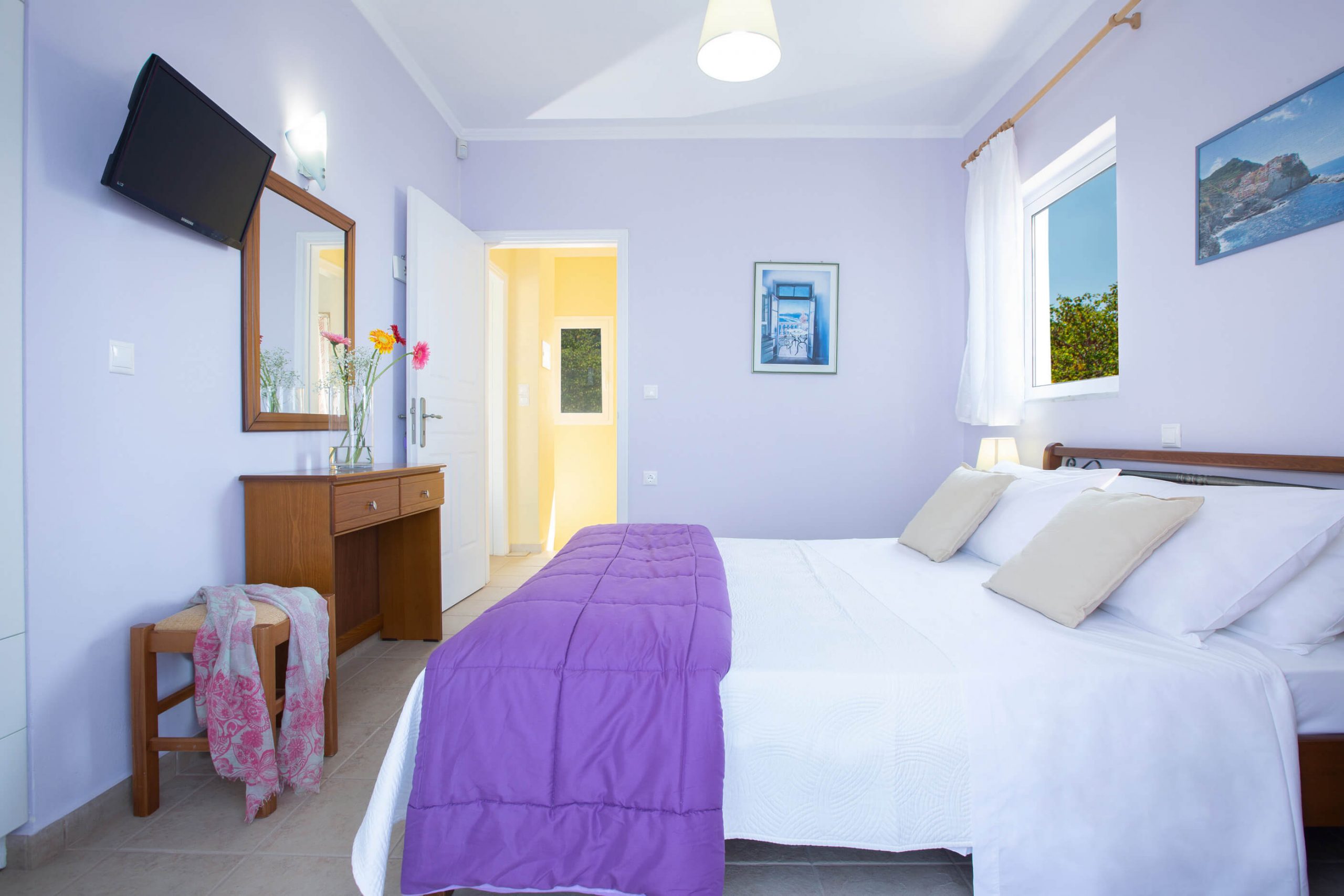 Κύριο υπνοδωμάτιο με διπλό κρεβάτι στη Natura Villas Λευκάδας