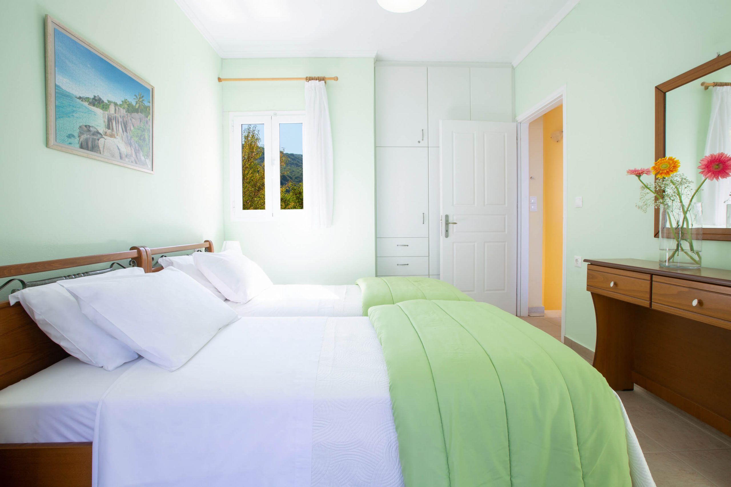 Υπνοδωμάτιο με δύο μονά κρεβάτια στον πρώτο όροφο της Natura Villas