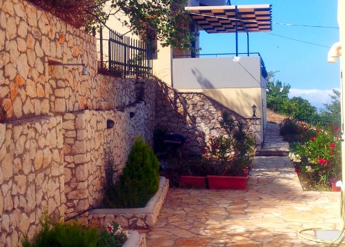 πέτρινος εξωτερικός χώρος με ντους